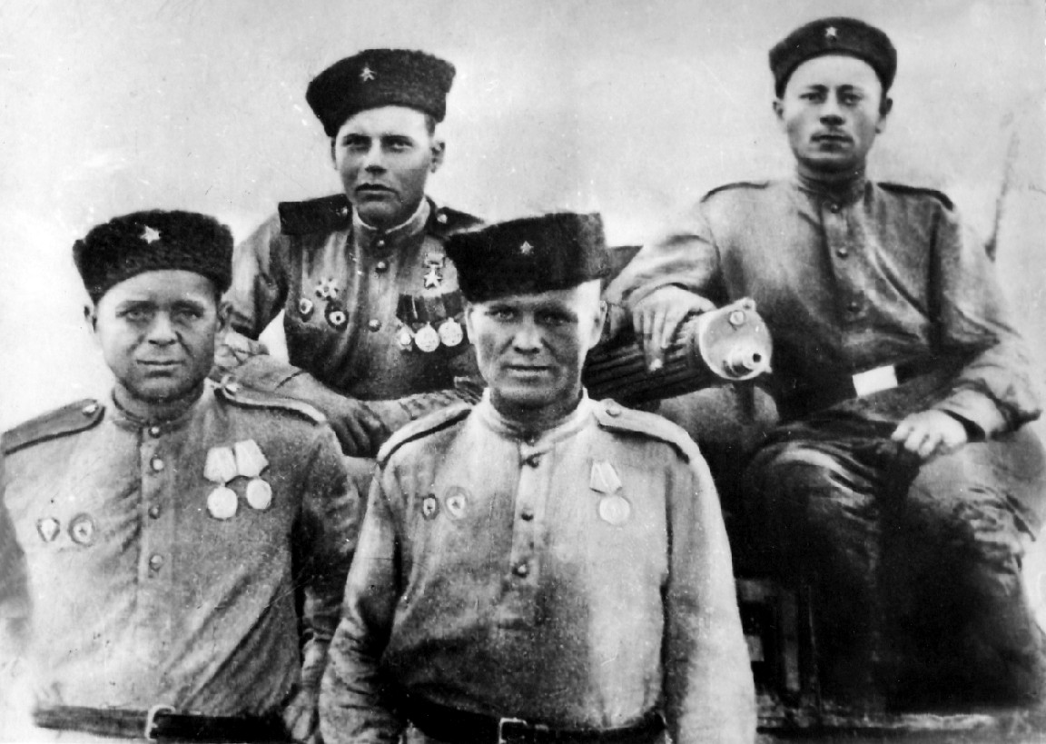 Н.В. Черненко вместе с однополчанами (июль 1945 г.)